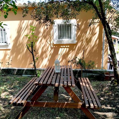 Family Holiday Apartment With Garden & Bbq Velonades  Exterior photo