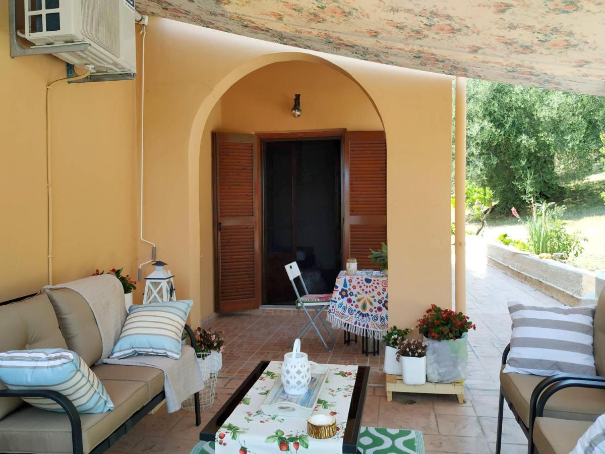 Family Holiday Apartment With Garden & Bbq Velonades  Exterior photo