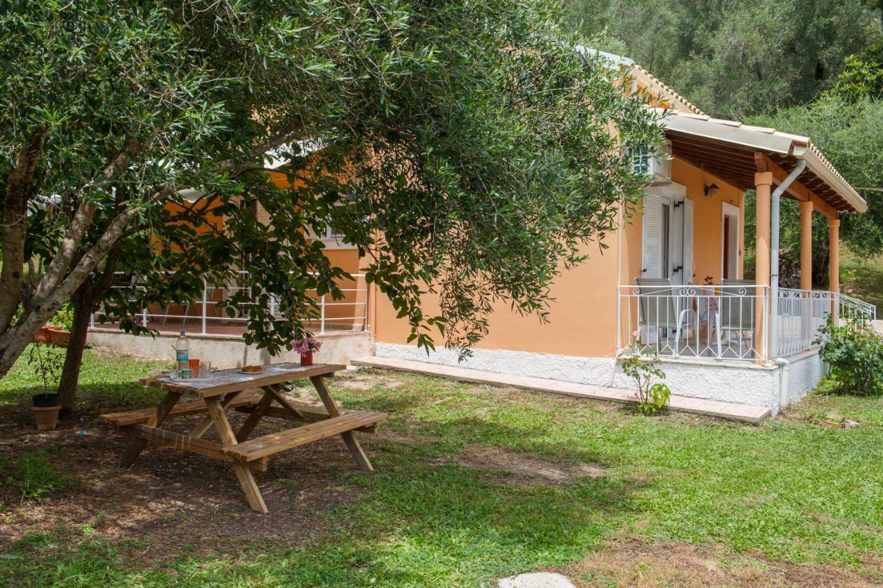 Family Holiday Apartment With Garden & Bbq Velonades  Exterior photo