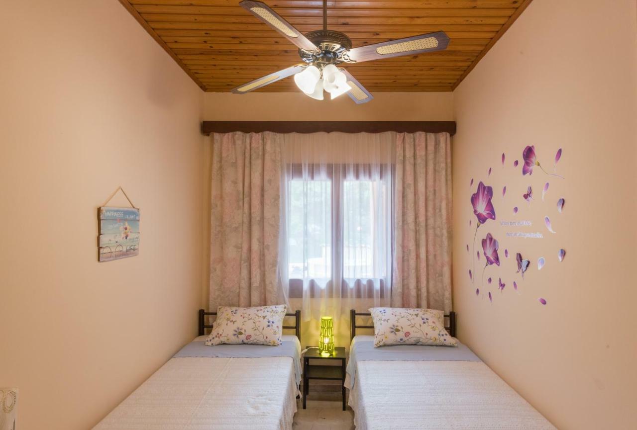 Family Holiday Apartment With Garden & Bbq Velonades  Exterior photo