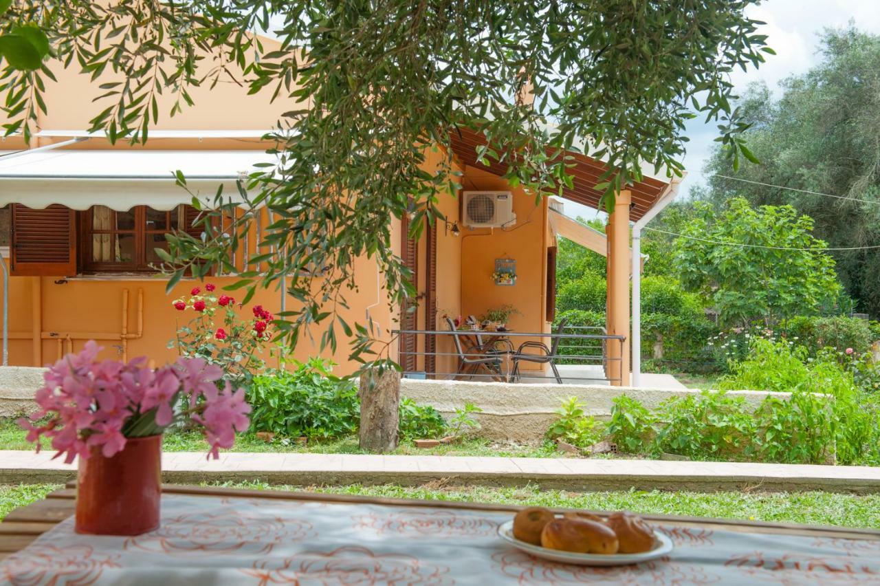 Family Holiday Apartment With Garden & Bbq Velonades  Exterior photo