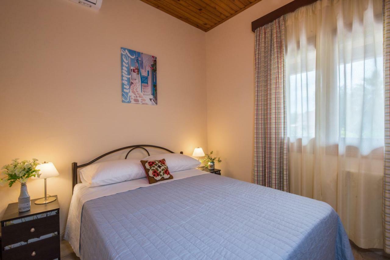 Family Holiday Apartment With Garden & Bbq Velonades  Exterior photo