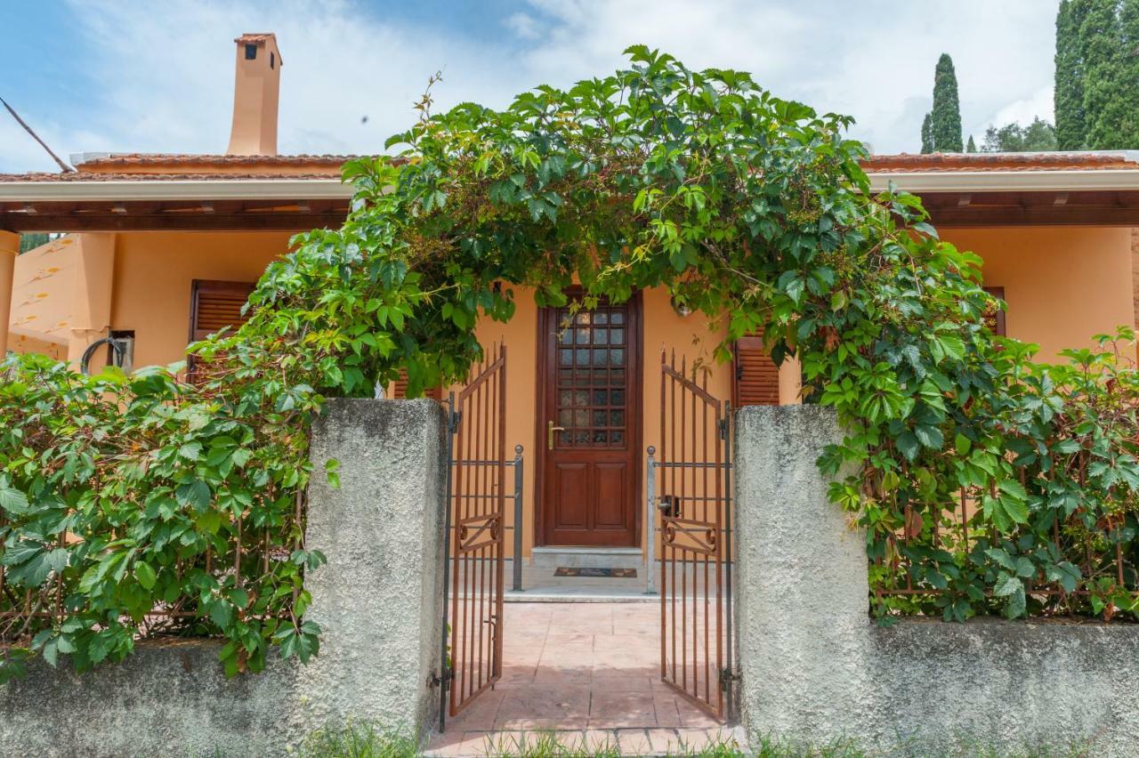 Family Holiday Apartment With Garden & Bbq Velonades  Exterior photo
