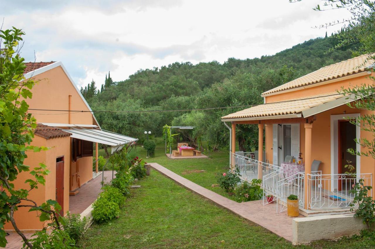 Family Holiday Apartment With Garden & Bbq Velonades  Exterior photo
