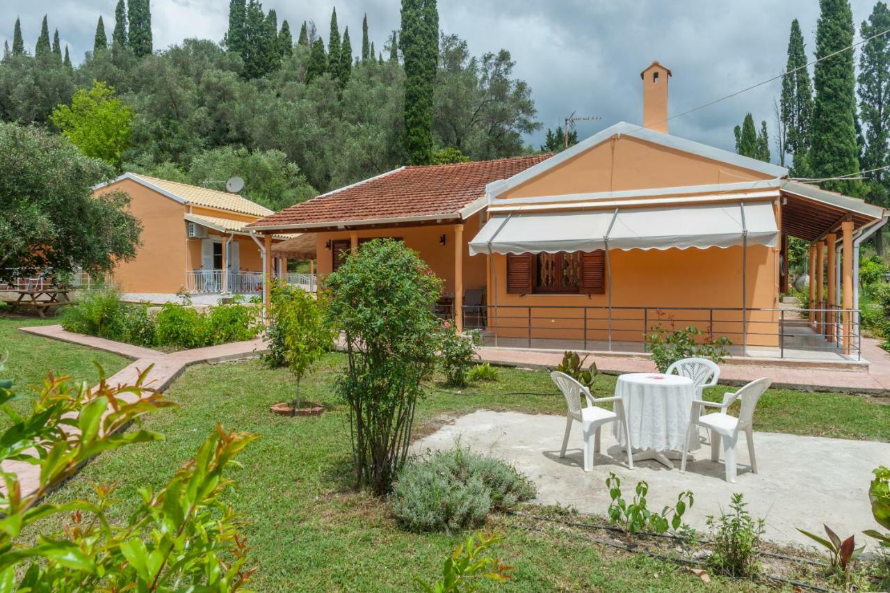 Family Holiday Apartment With Garden & Bbq Velonades  Exterior photo