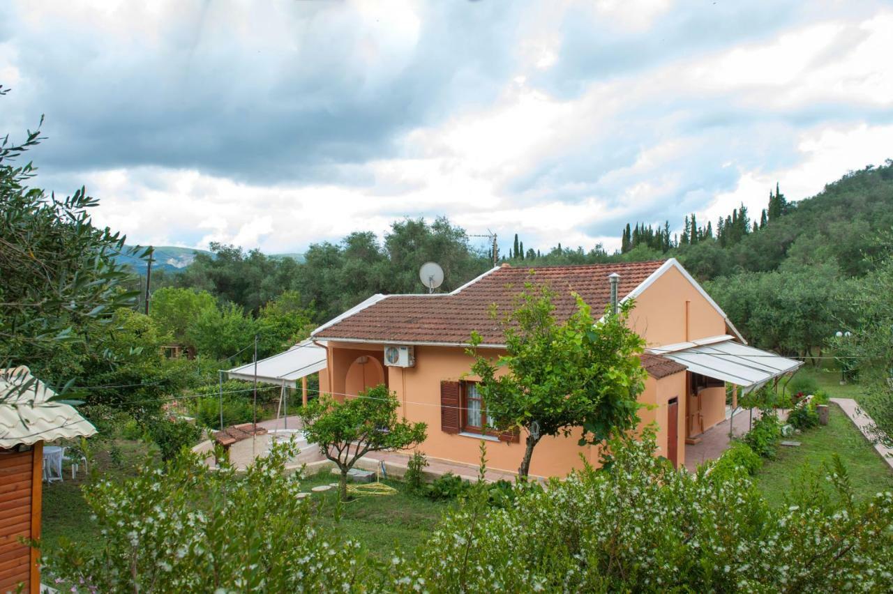 Family Holiday Apartment With Garden & Bbq Velonades  Exterior photo
