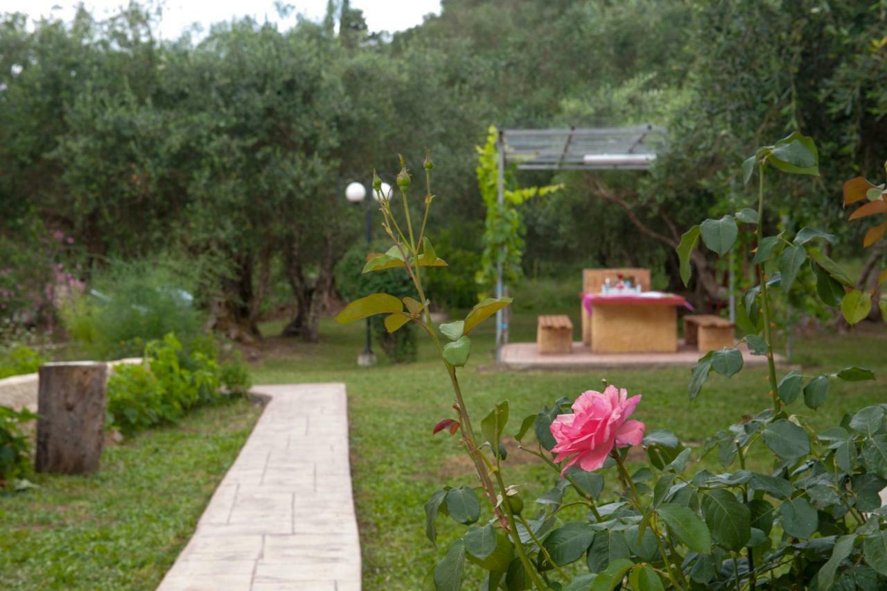 Family Holiday Apartment With Garden & Bbq Velonades  Exterior photo