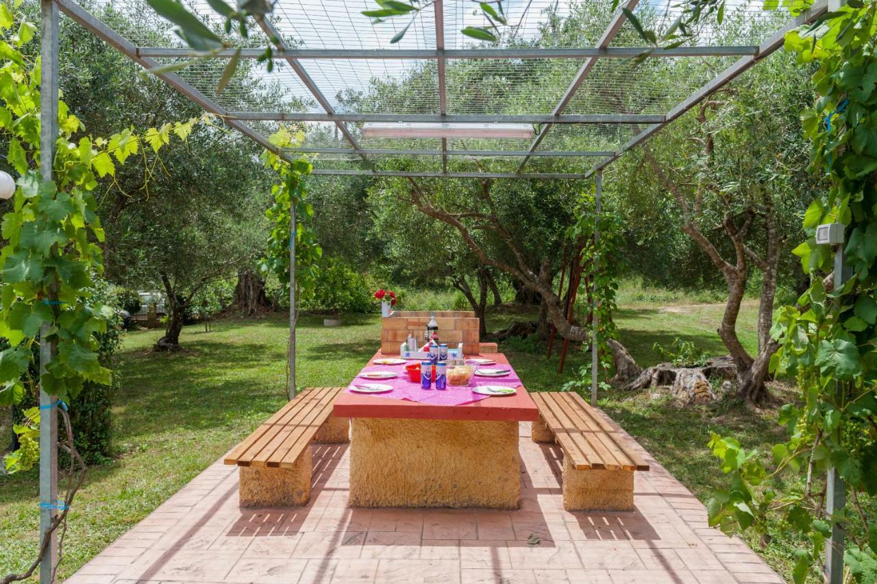 Family Holiday Apartment With Garden & Bbq Velonades  Exterior photo