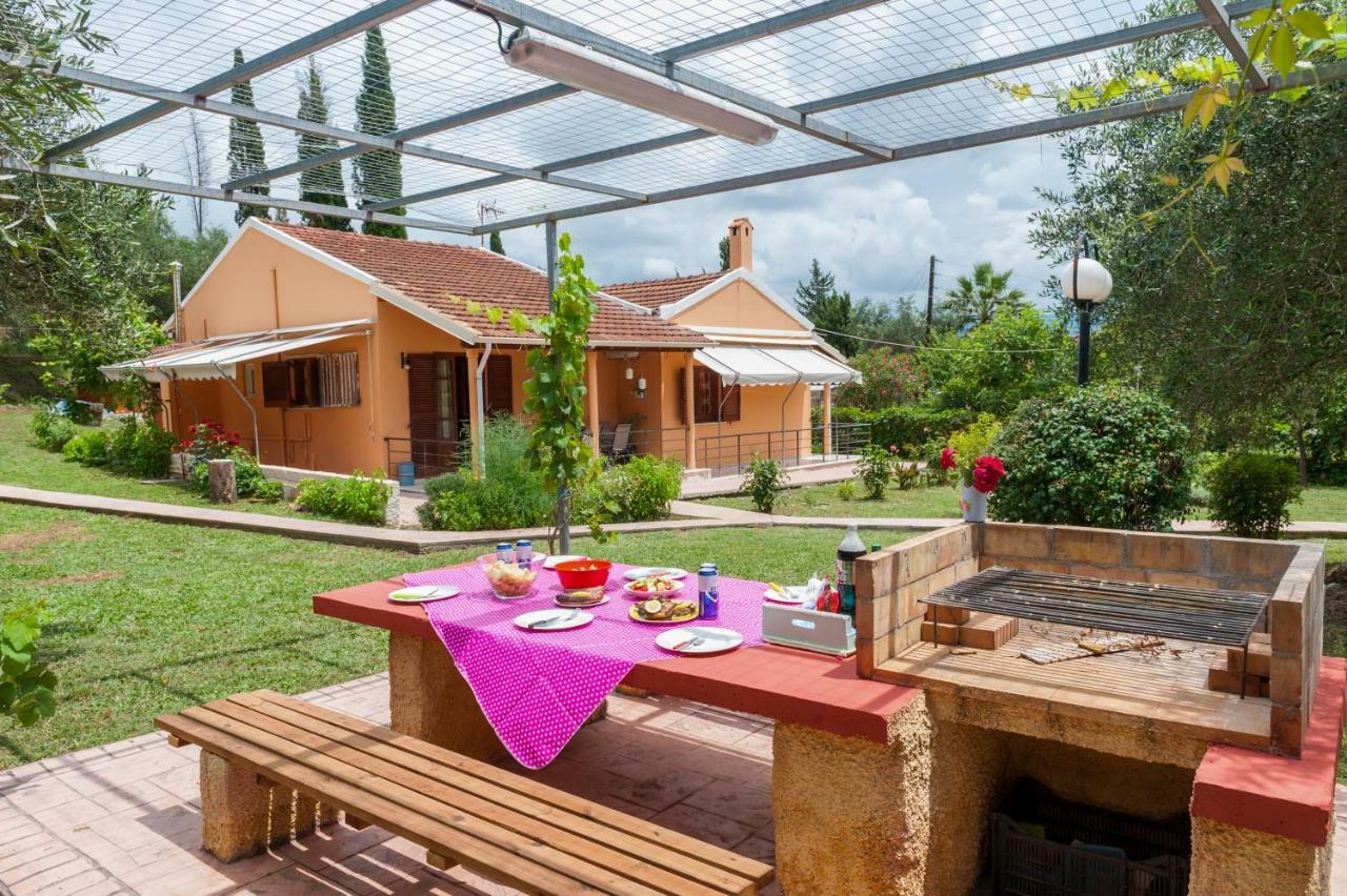 Family Holiday Apartment With Garden & Bbq Velonades  Exterior photo