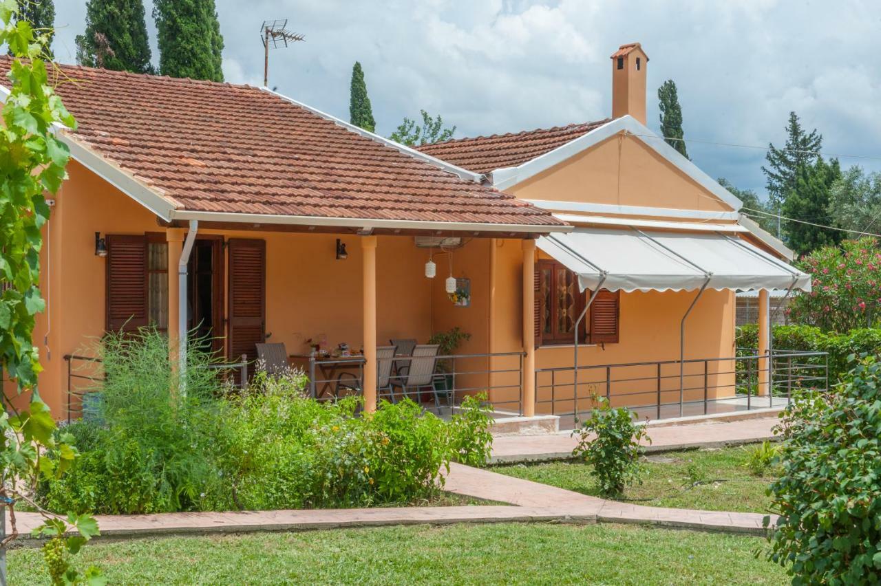 Family Holiday Apartment With Garden & Bbq Velonades  Exterior photo