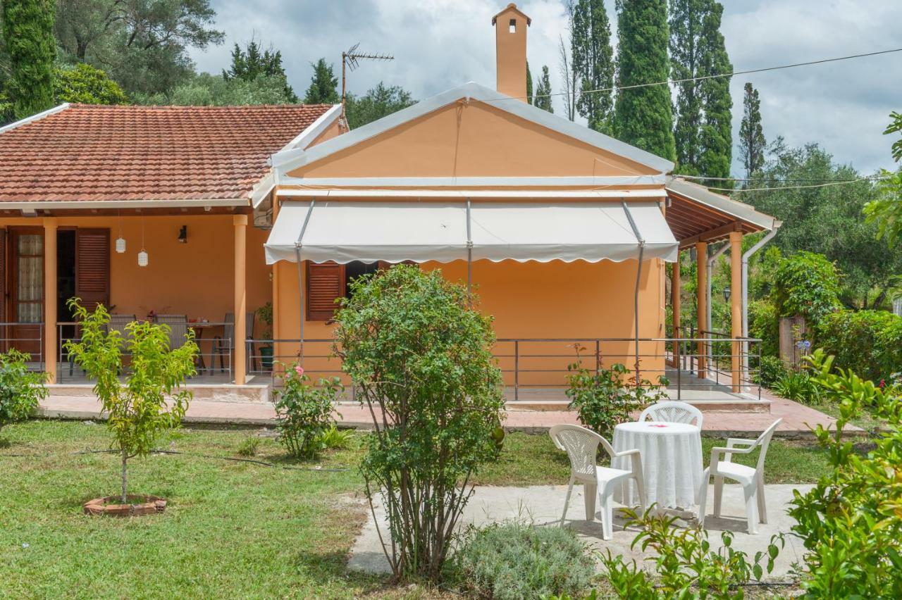 Family Holiday Apartment With Garden & Bbq Velonades  Exterior photo